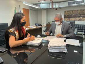 Imagem da notícia - Governo do Amazonas assina contratos para pavimentação de ramais no Careiro Castanho