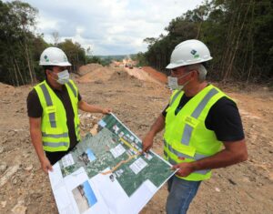 Imagem da notícia - Governador Wilson Lima vistoria obras que irão desviar fluxo de carretas de vias de grande movimento em Manaus