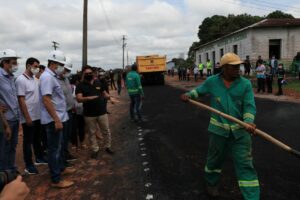 Imagem da notícia - Governador Wilson Lima vistoria pavimentação de ramais em Autazes e Careiro Castanho