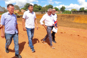 Imagem da notícia - Wilson Lima vistoria obras do Anel Viário de Humaitá, que entram na fase final de execução