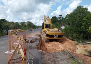 Imagem da notícia - Seinfra atua de imediato no rompimento de um bueiro na Rodovia AM-352