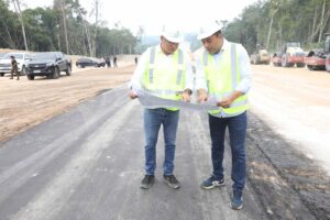 Imagem da notícia - Governador Wilson Lima acompanha pavimentação dos primeiros 5 quilômetros do Anel Viário Leste