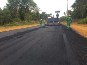 Imagem da notícia - Obras de pavimentação do Ramal do Mapiá avançam em Borba