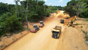 Imagem da notícia - Governo do Amazonas realiza pavimentação do ramal da Cooperativa, na zona rural de Manaus