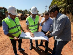 Imagem da notícia - Governador Wilson Lima vistoria avanço das obras no Ramal do Pau Rosa, na zona rural de Manaus