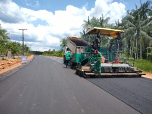 Imagem da notícia - Governo do Amazonas incentiva economia e qualidade de vida com a pavimentação da estrada Codajás-Anori