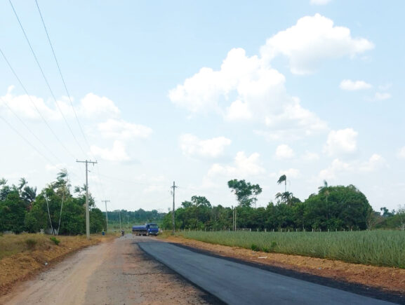 Governo do Amazonas avança com obra de reconstrução e pavimentação da estrada do Engenho, em Itacoatiara